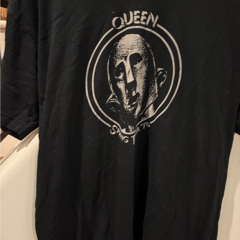 100 percent  cotton QUEEN t shirt 

worn  but in  perfect condition-